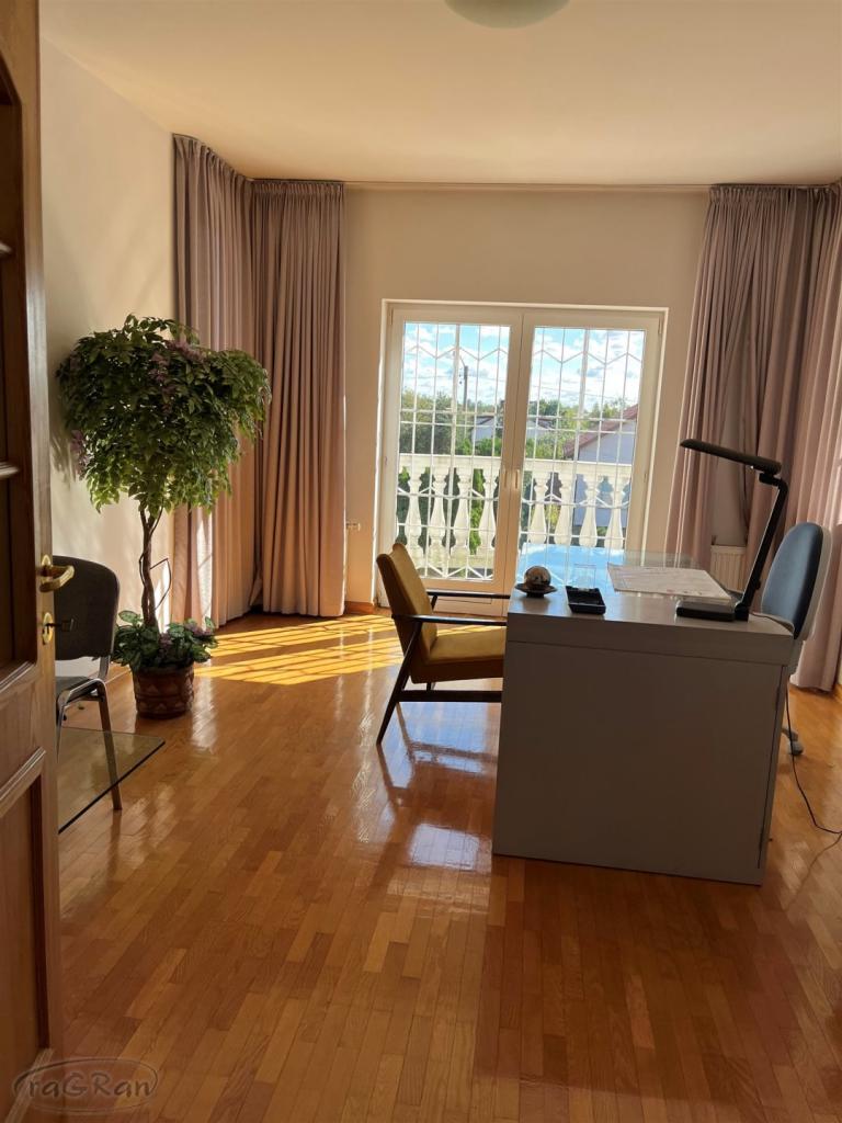 Całkowicie umeblowany, bardzo funkcjonalny dom - zdjęcie 9