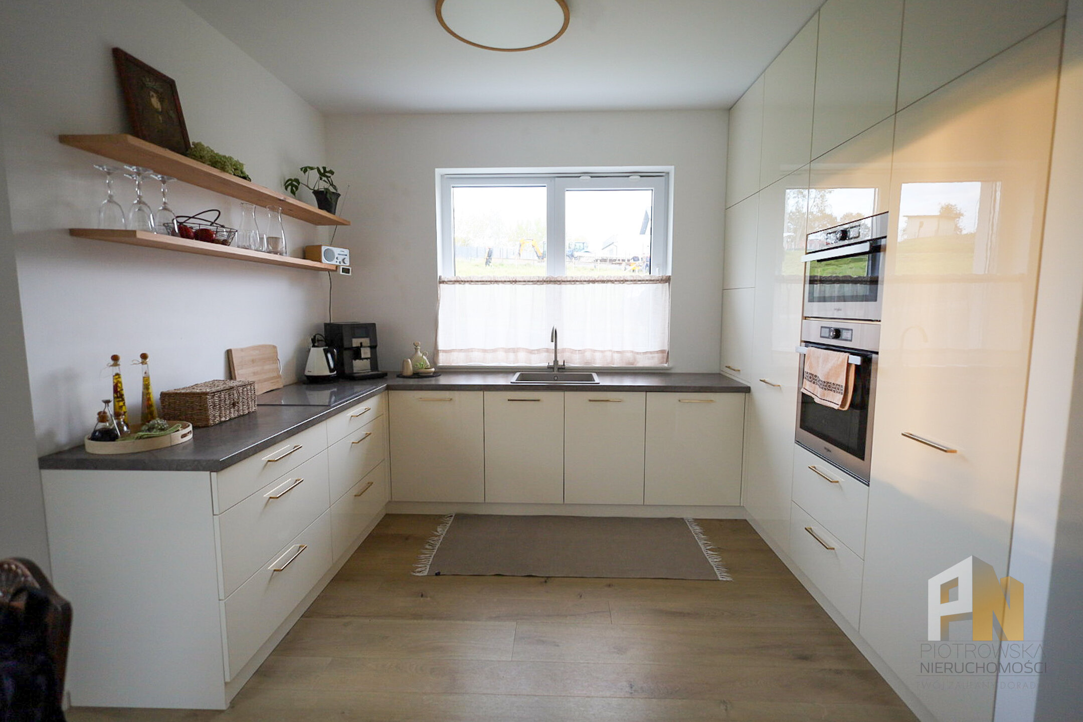 Przestronny dom do sprzedania - zdjęcie 3