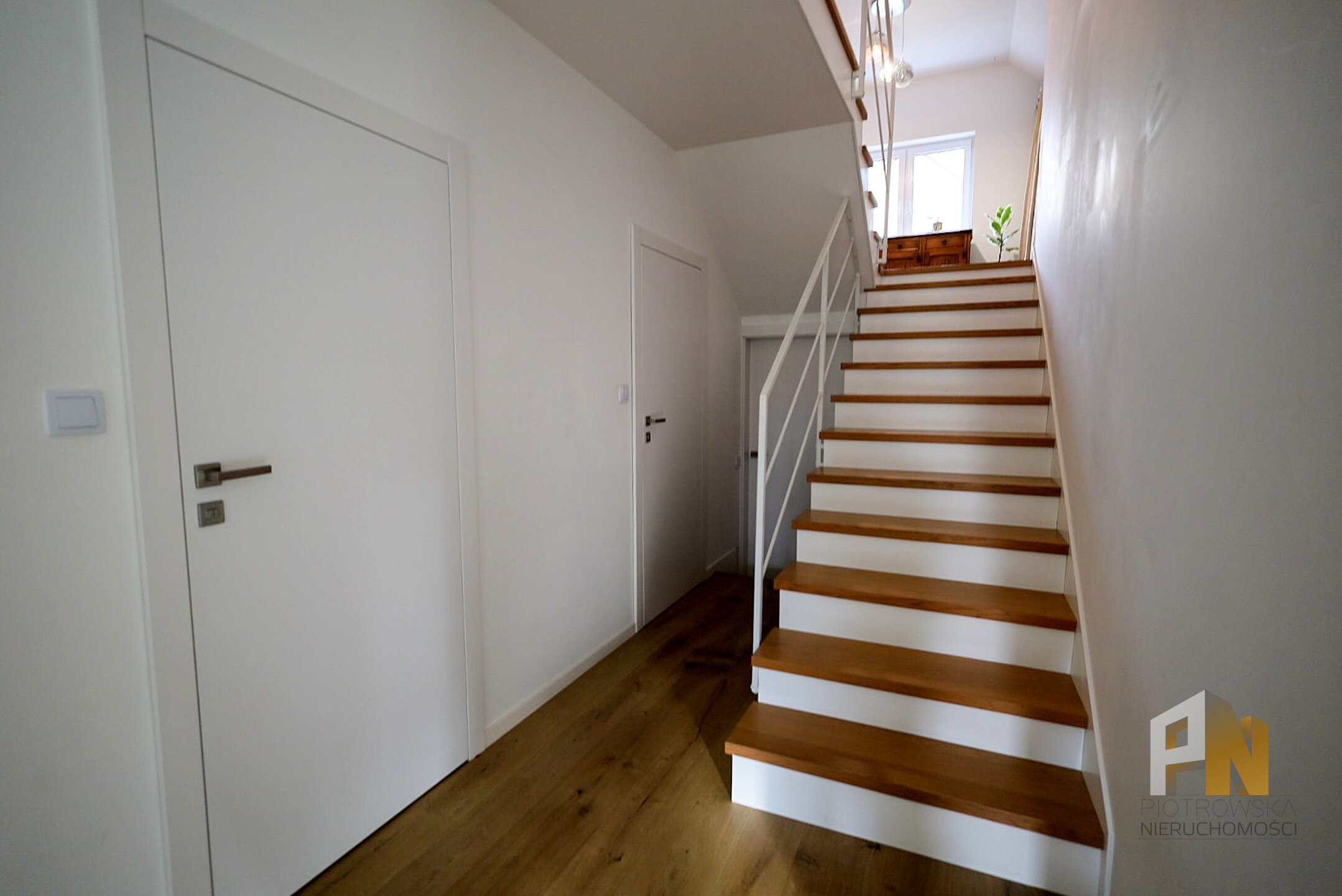 Przestronny dom do sprzedania - zdjęcie 8