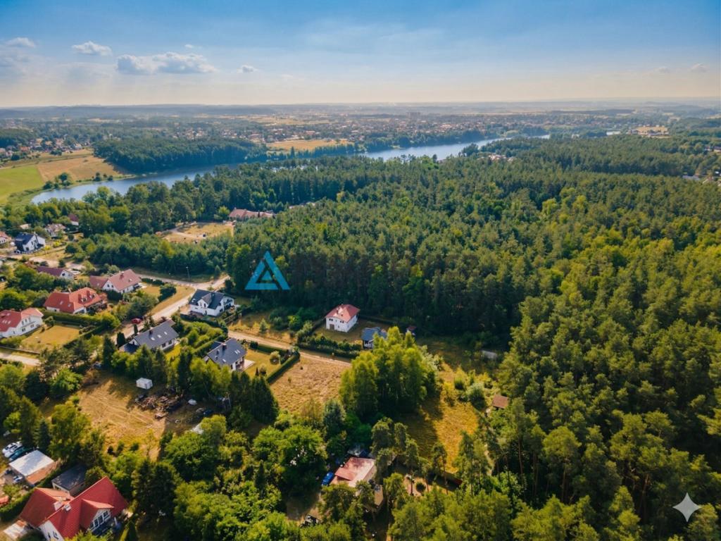 Działka blisko jeziora w spokojnym sąsiedztwie. - zdjęcie 9