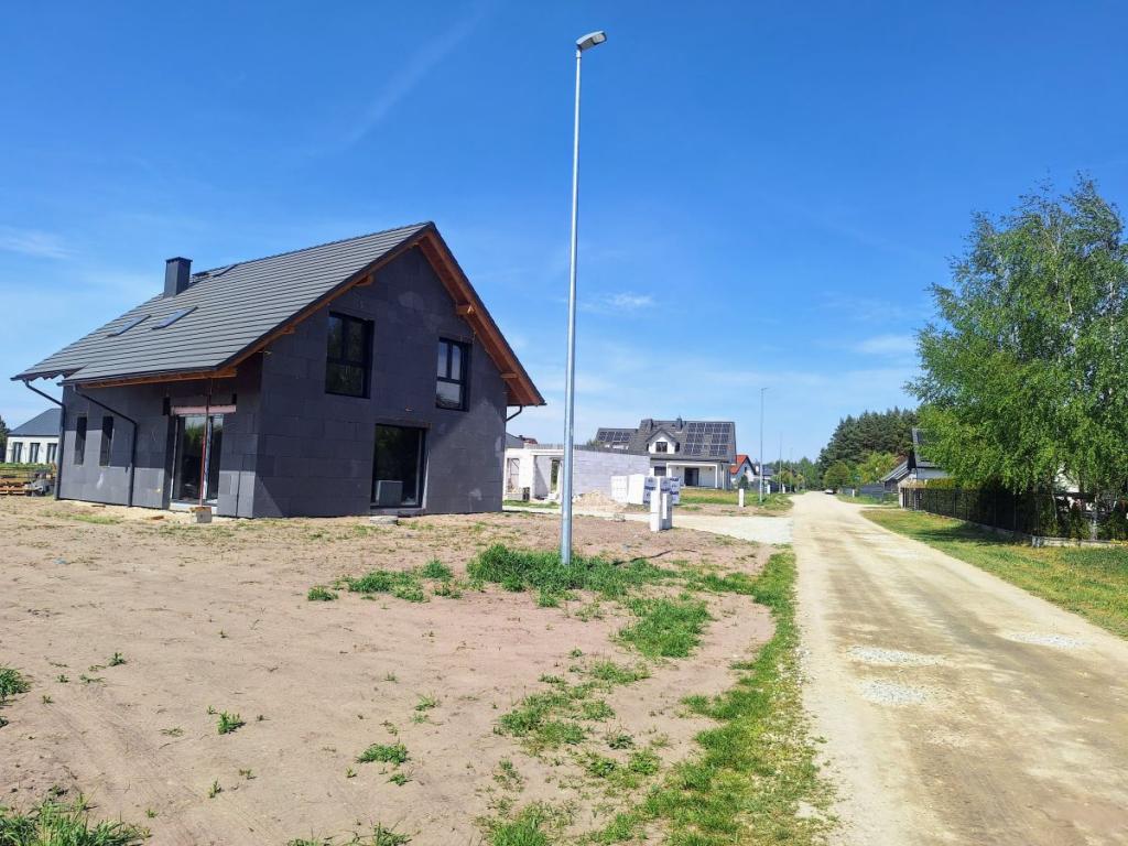 komfortowy dom , asfalt , światłowód, las - zdjęcie 16