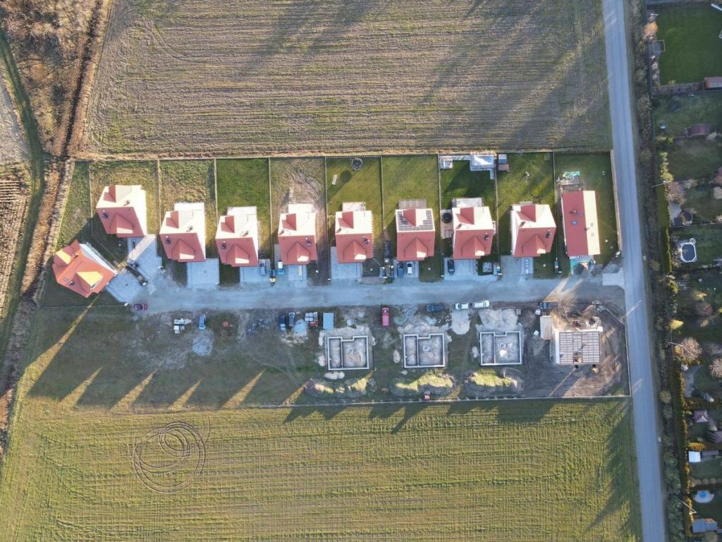 komfortowy dom , asfalt , światłowód, las - zdjęcie 11