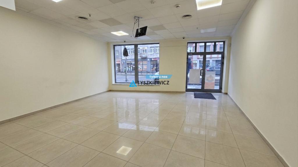 Przestronny lokal z witrynami w centrum miasta. - zdjęcie 1
