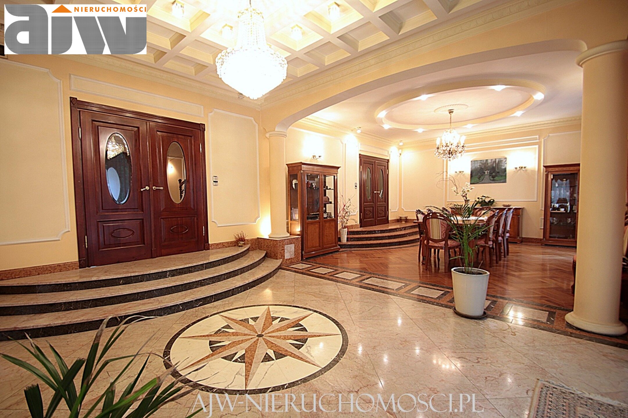 Rezydencja z basenem Izabelin C duża działka - zdjęcie 2