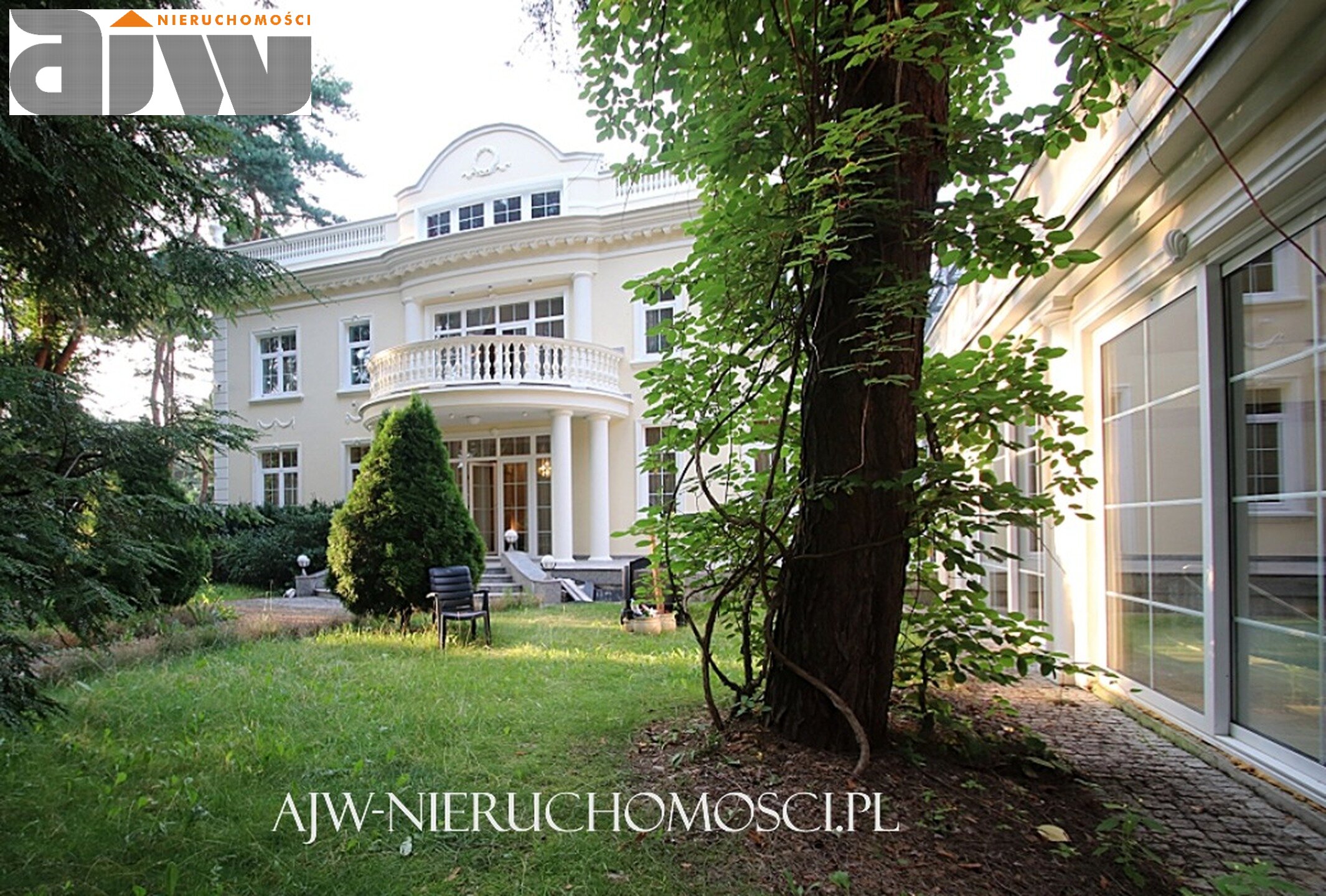 Rezydencja z basenem Izabelin C duża działka - zdjęcie 1