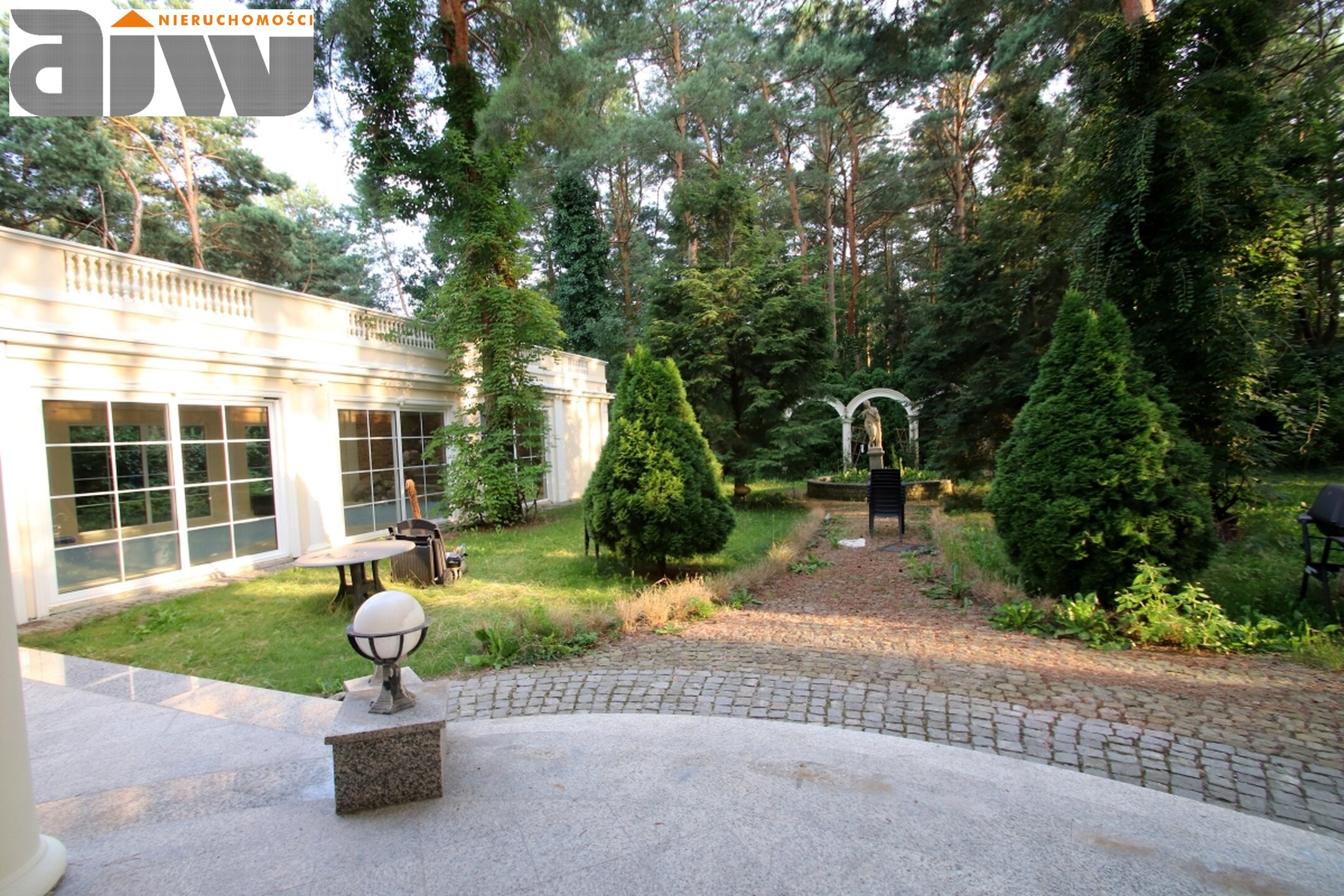 Rezydencja z basenem Izabelin C duża działka - zdjęcie 15