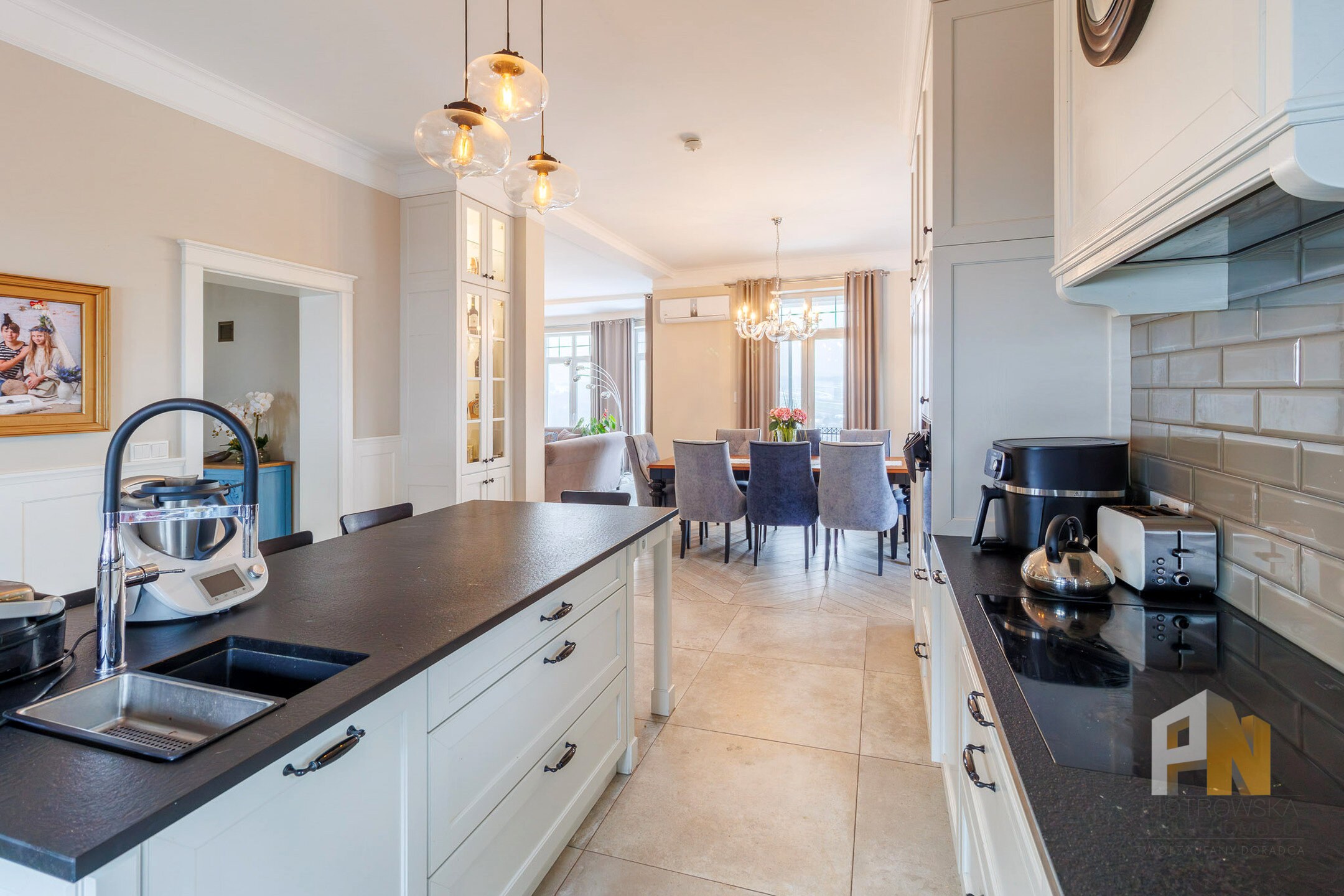 Wyjątkowa willa z dużą zagospodarowaną działką - zdjęcie 11