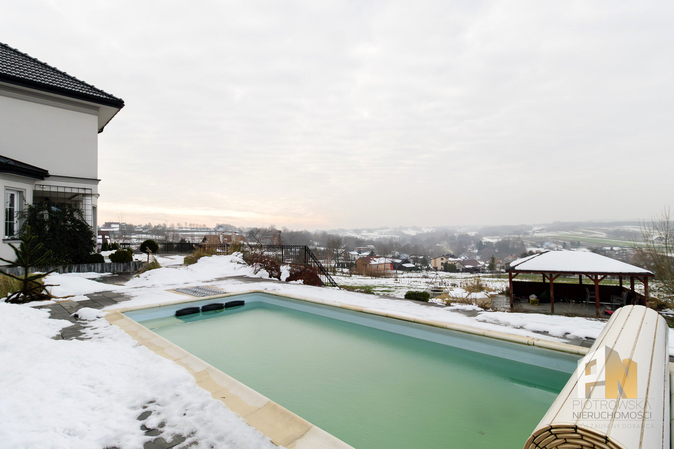 Wyjątkowa willa z dużą zagospodarowaną działką - zdjęcie 4