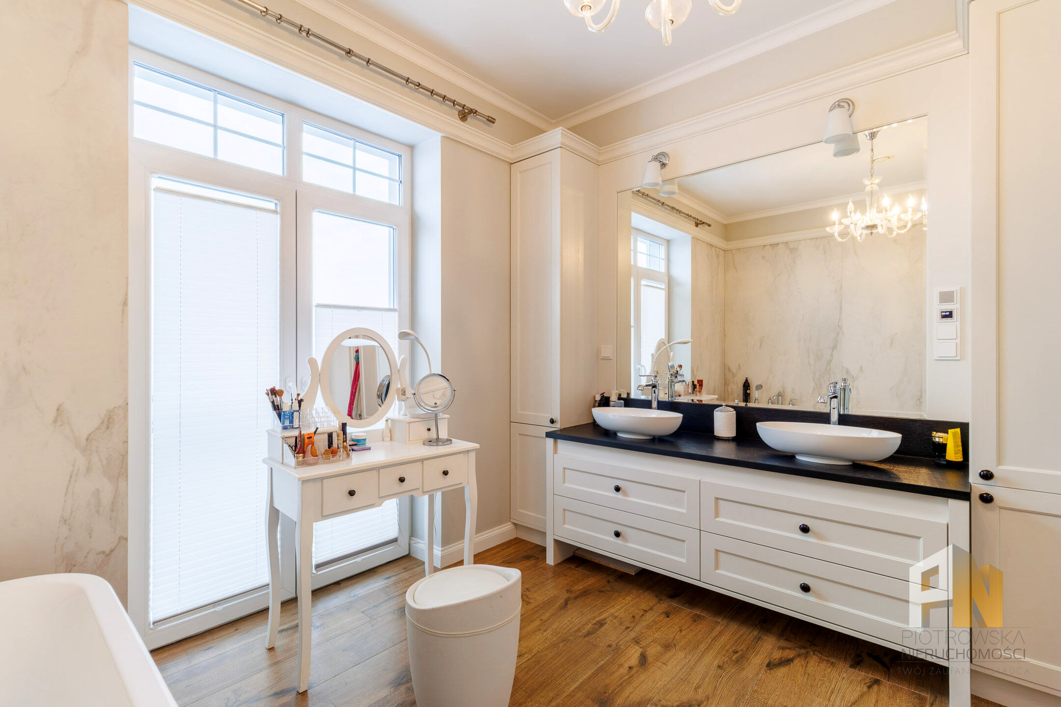 Wyjątkowa willa z dużą zagospodarowaną działką - zdjęcie 13