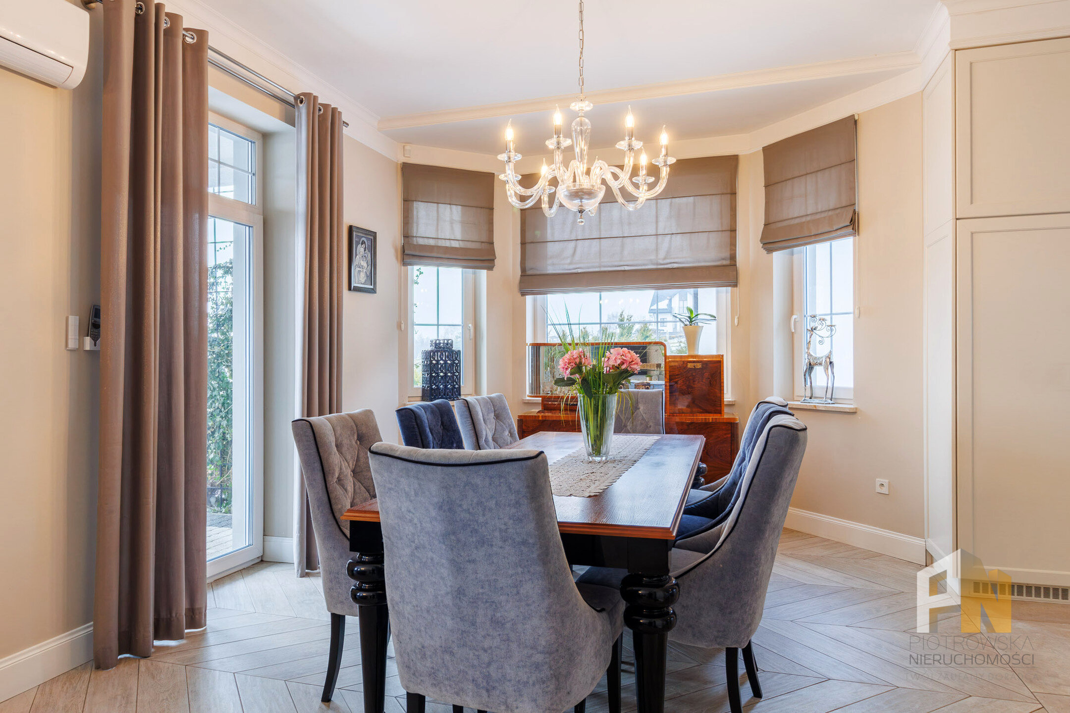 Wyjątkowa willa z dużą zagospodarowaną działką - zdjęcie 8