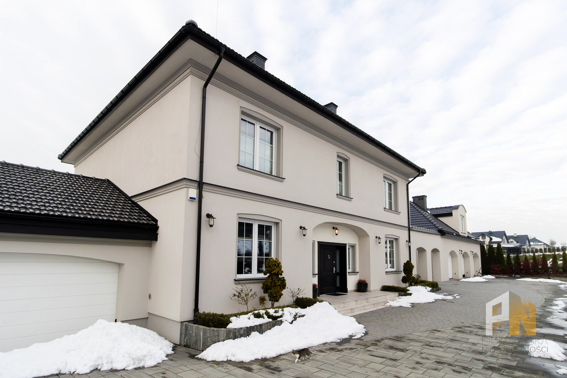 Wyjątkowa willa z dużą zagospodarowaną działką - zdjęcie 3