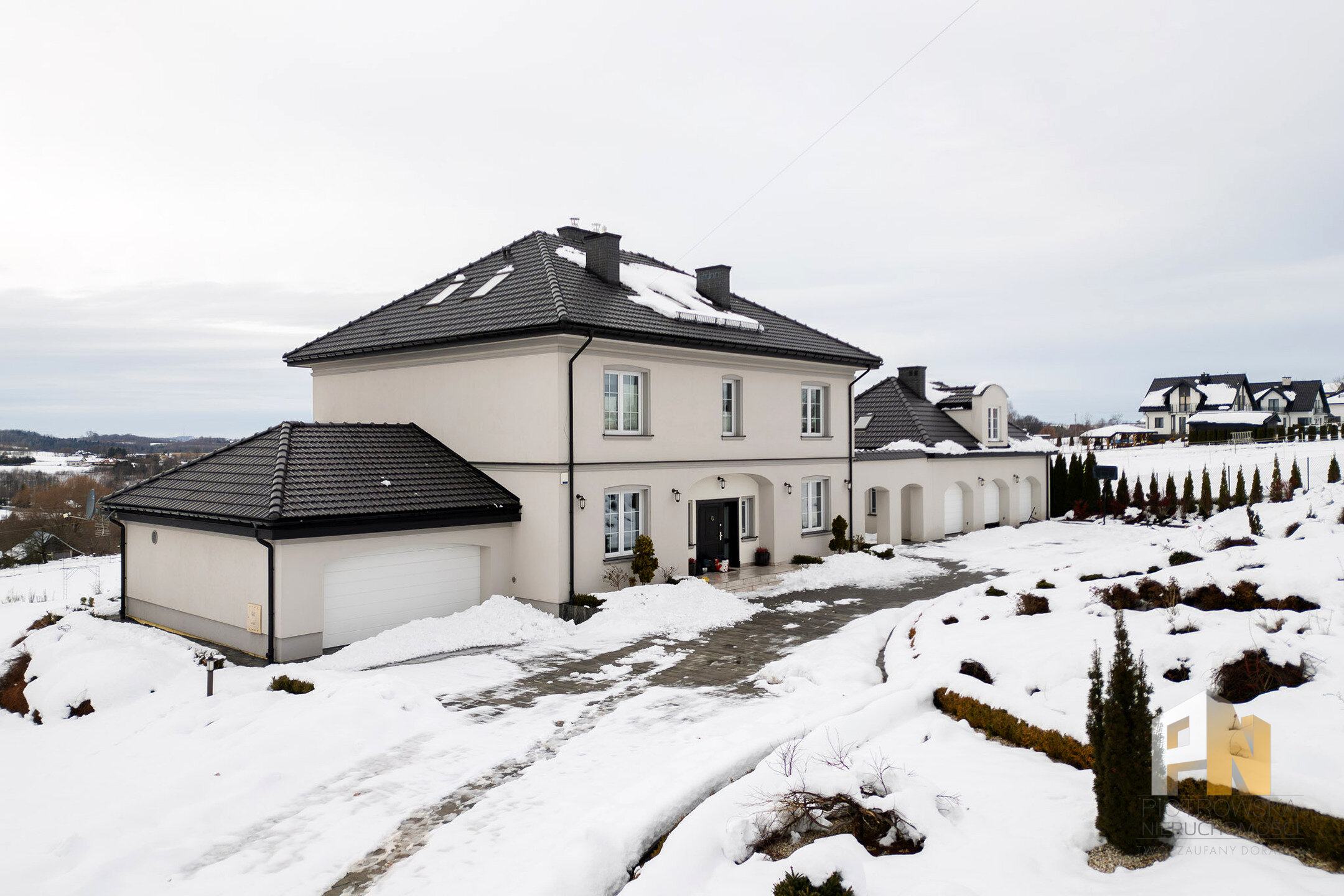 Wyjątkowa willa z dużą zagospodarowaną działką - zdjęcie 2