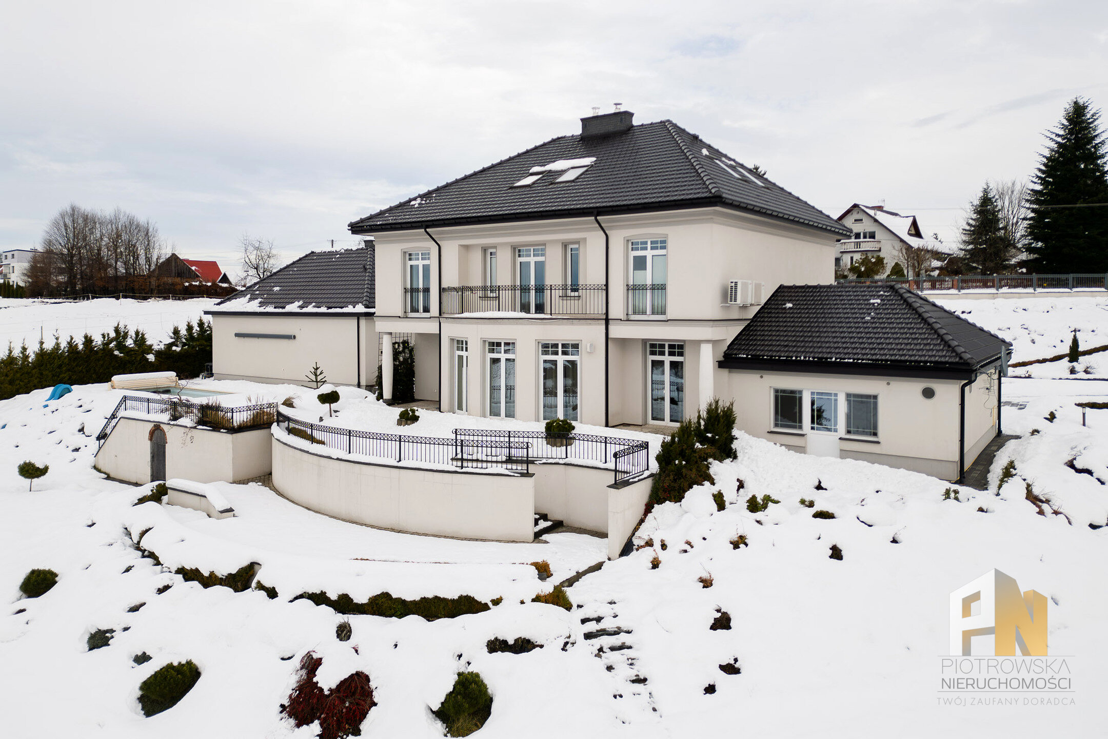 Wyjątkowa willa z dużą zagospodarowaną działką - zdjęcie 1