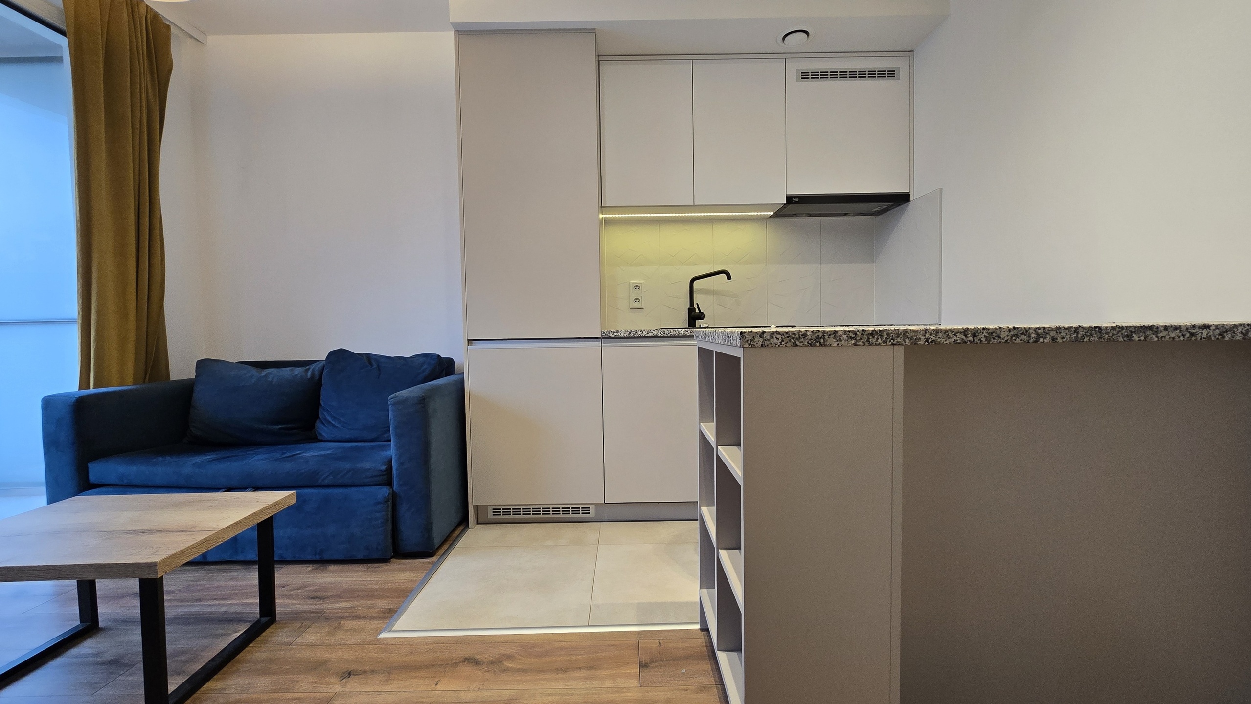 BEZ PROWIZJI - os. Paderewskiego, kompaktowe 2 pokoje, niski blok z windą, duży balkon, klimatyzacja! - zdjęcie 3