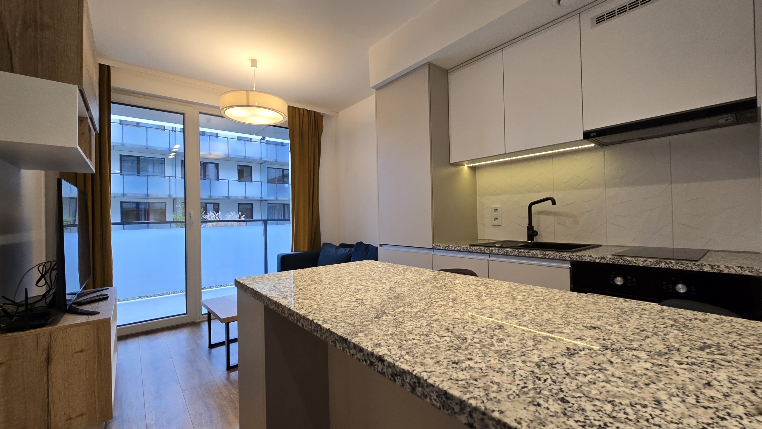 BEZ PROWIZJI - os. Paderewskiego, kompaktowe 2 pokoje, niski blok z windą, duży balkon, klimatyzacja! - zdjęcie 1