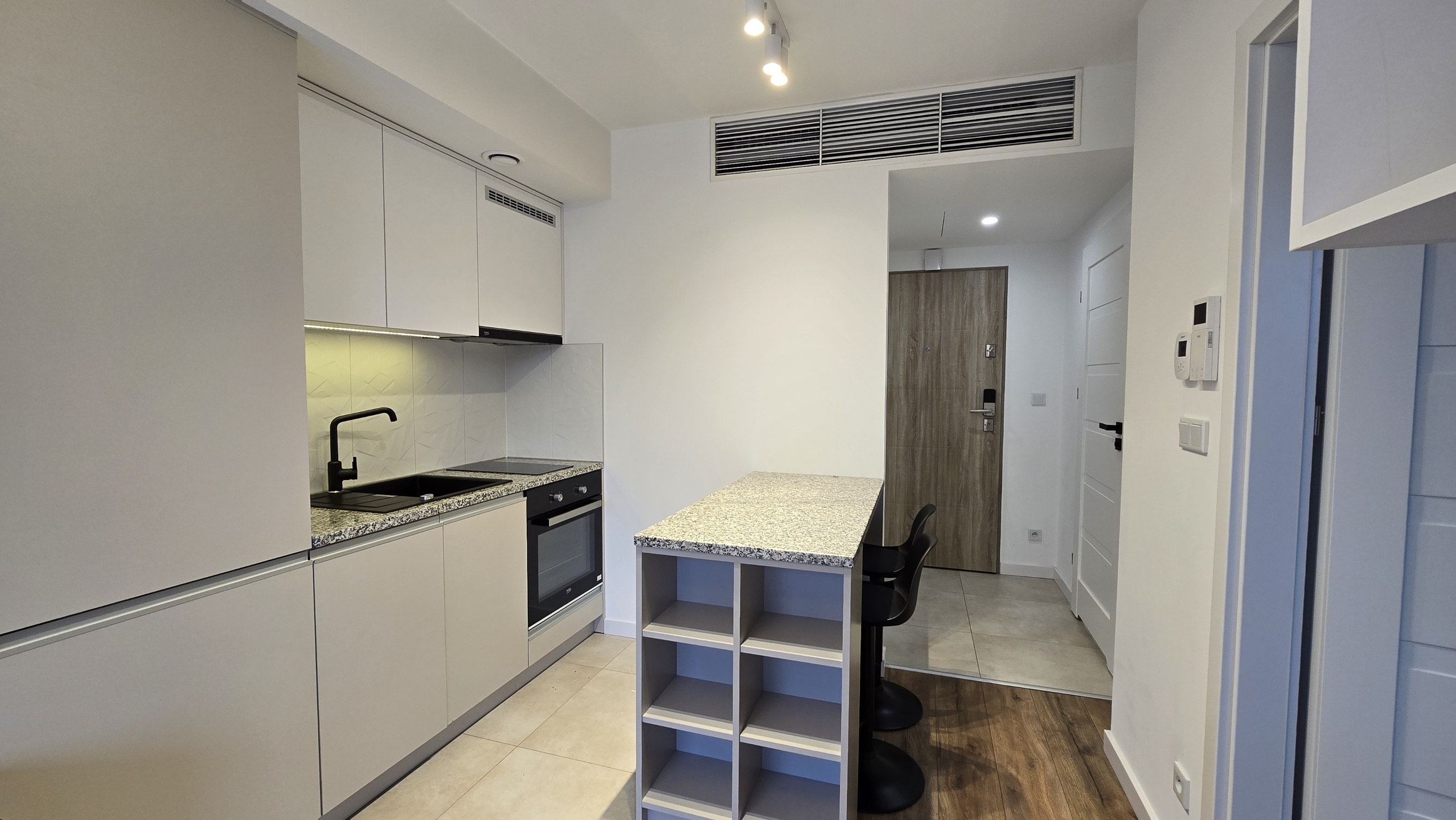 BEZ PROWIZJI - os. Paderewskiego, kompaktowe 2 pokoje, niski blok z windą, duży balkon, klimatyzacja! - zdjęcie 2