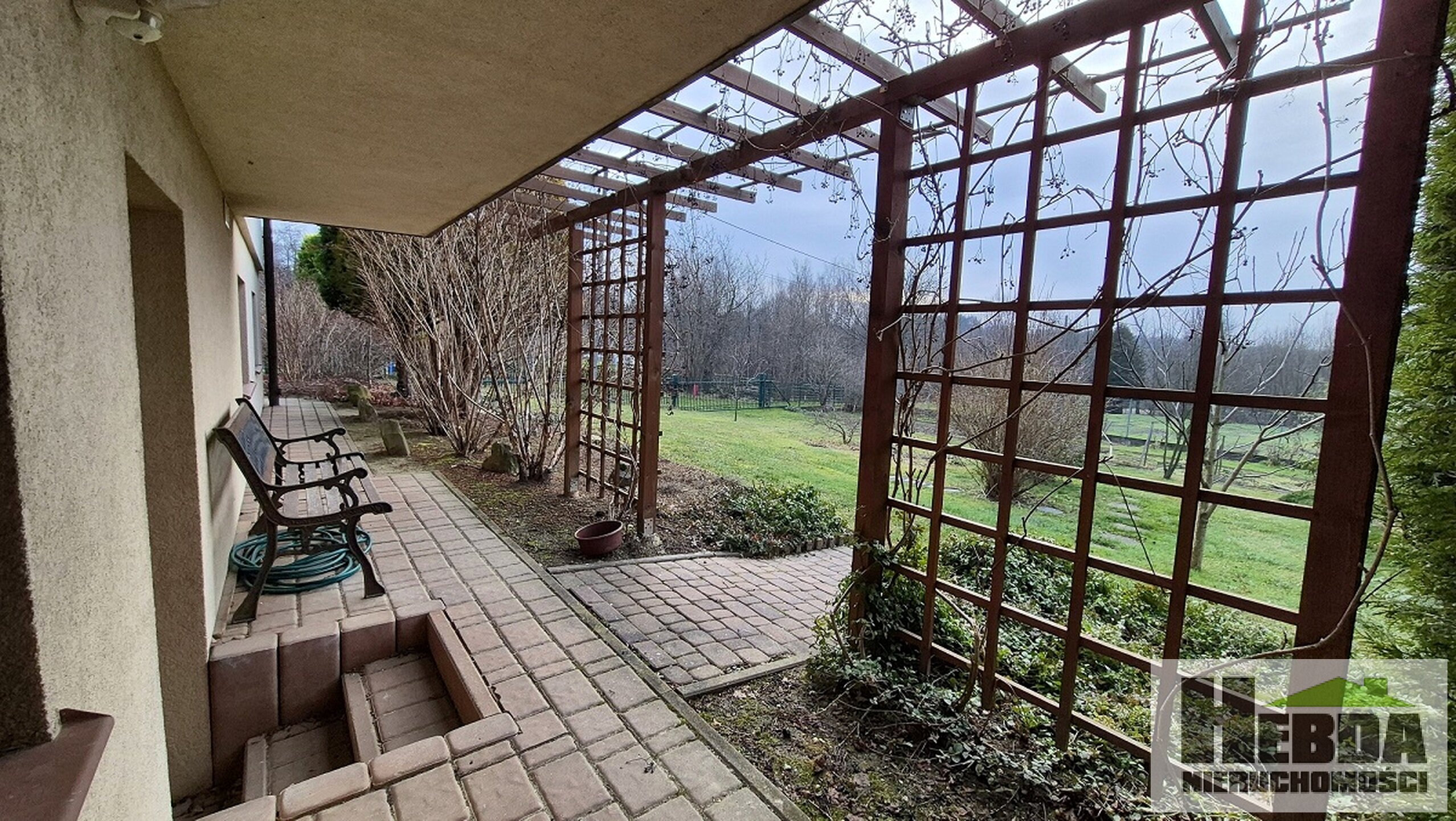 ZAWADA ! Fantastyczne miejsce ! Niewielki domek 120 m2 na widokowej działce 13 arów, tuż blisko szkoły. - zdjęcie 3