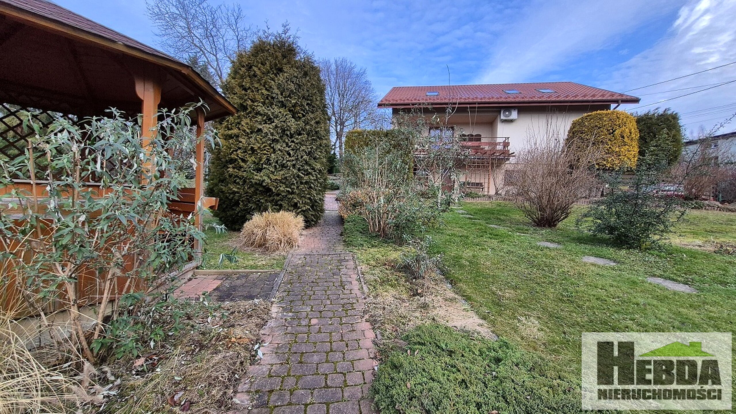 ZAWADA ! Fantastyczne miejsce ! Niewielki domek 120 m2 na widokowej działce 13 arów, tuż blisko szkoły. - zdjęcie 2