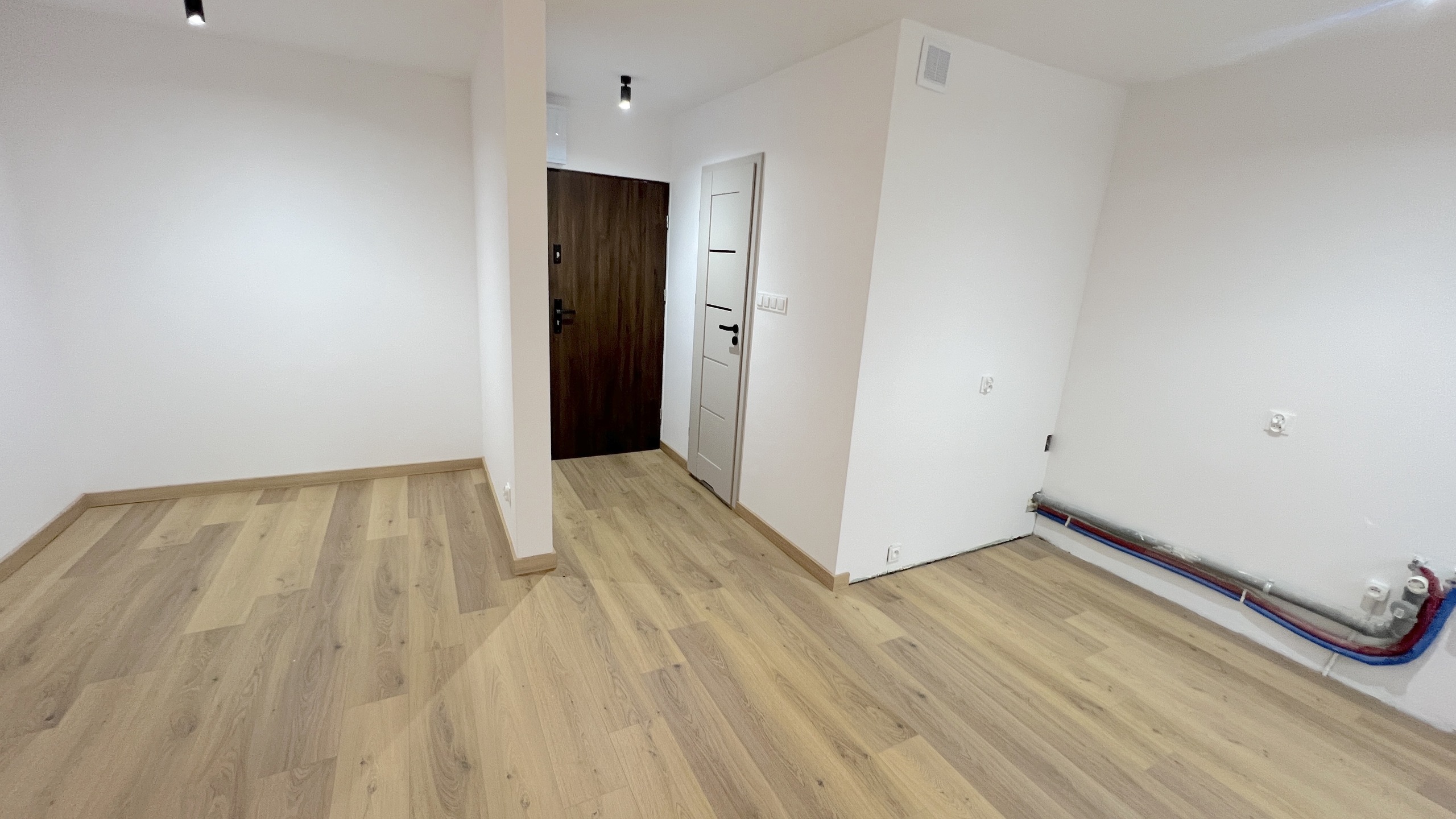 Kawalerka po generalnym remoncie. W pobliżu pełna infrastruktura - zdjęcie 12