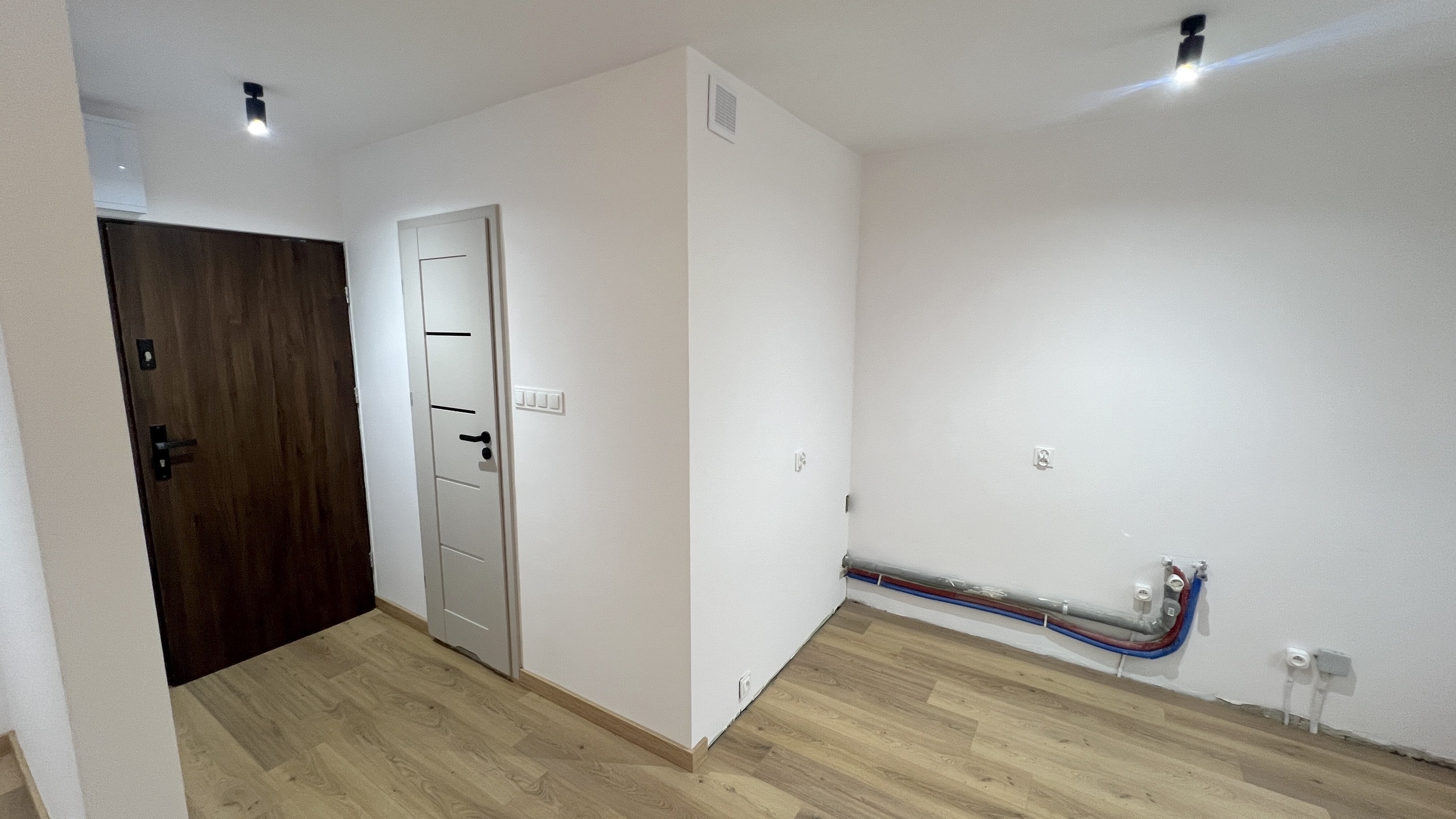 Kawalerka po generalnym remoncie. W pobliżu pełna infrastruktura - zdjęcie 9