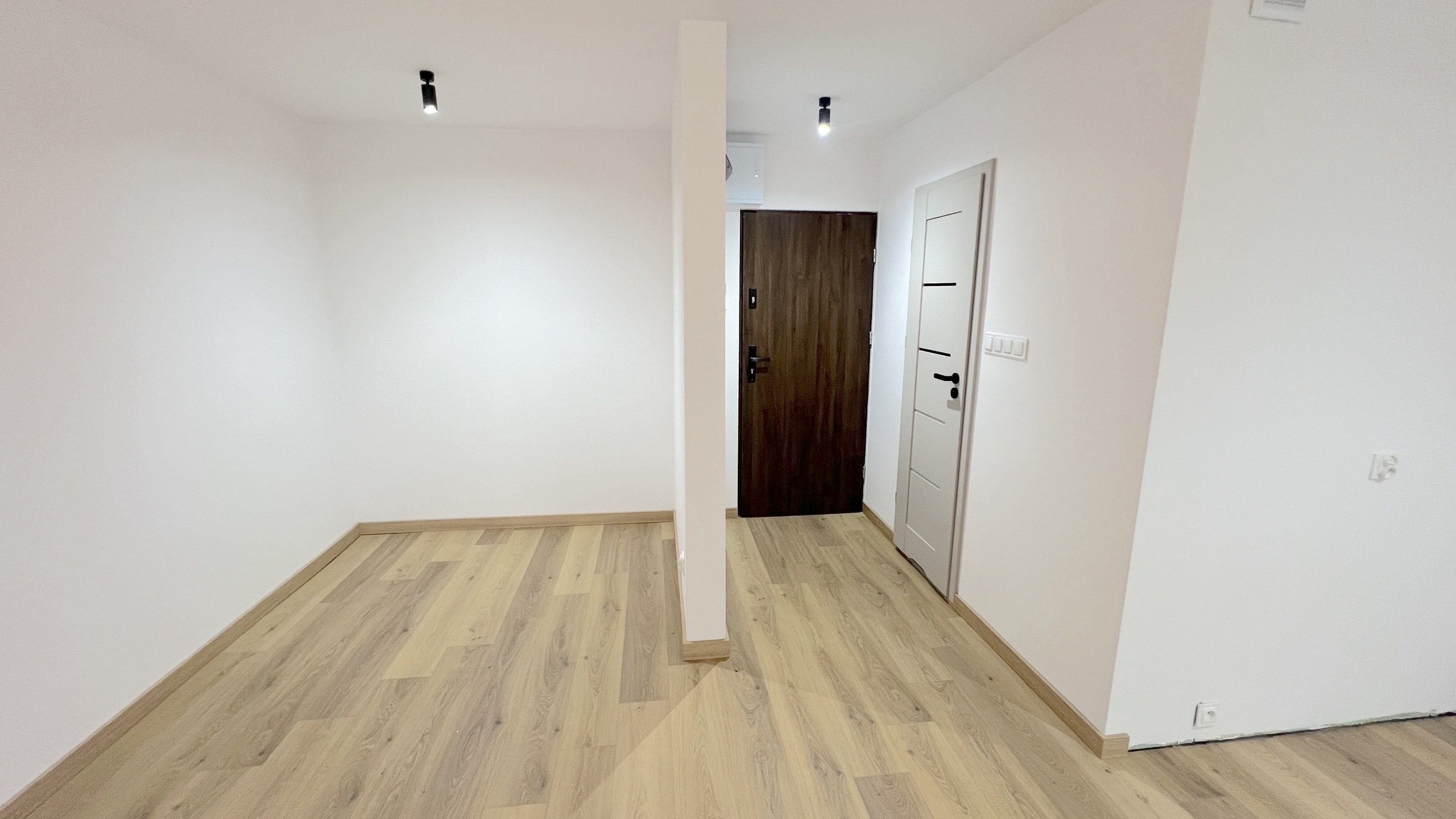 Kawalerka po generalnym remoncie. W pobliżu pełna infrastruktura - zdjęcie 8