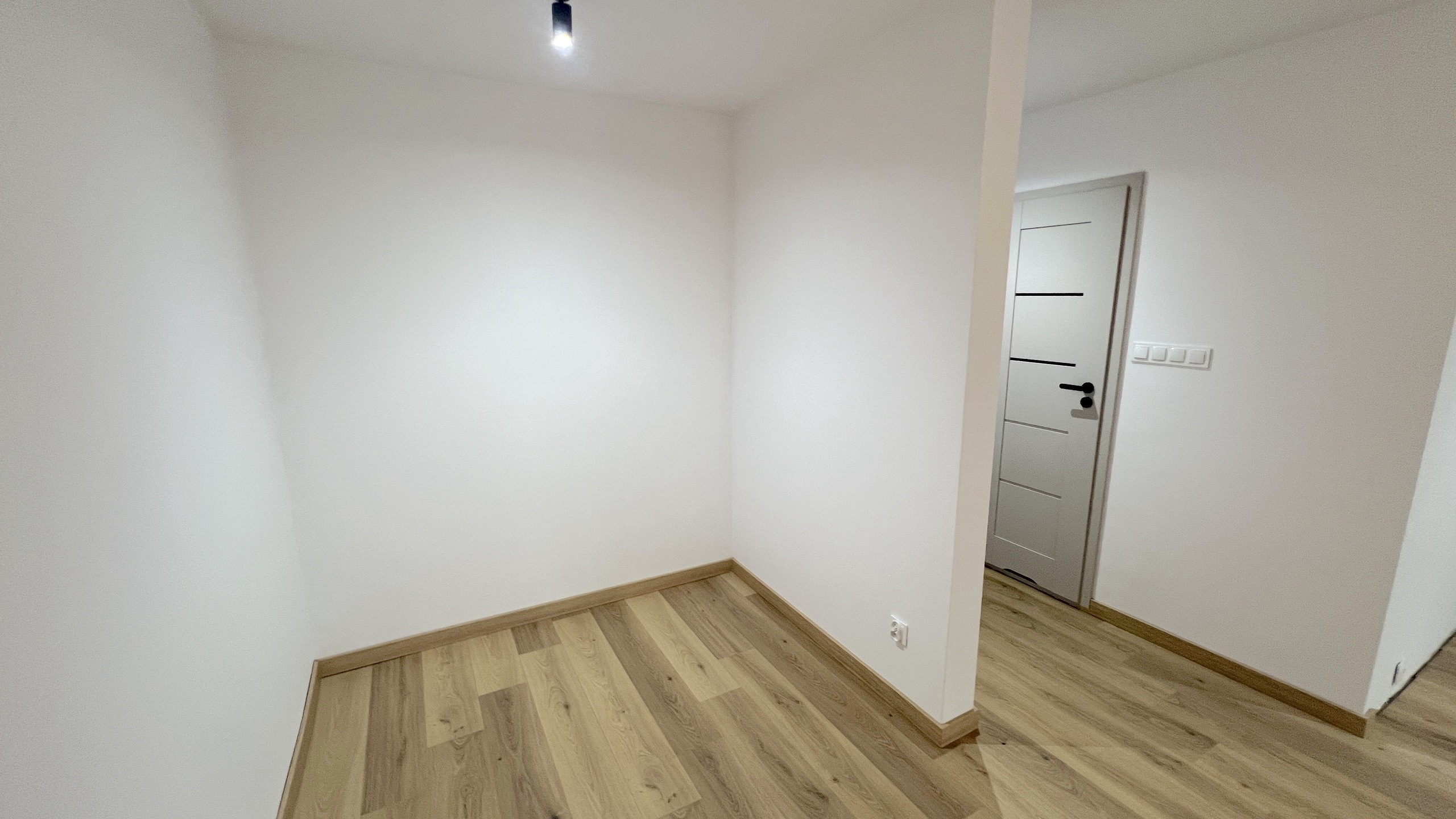 Kawalerka po generalnym remoncie. W pobliżu pełna infrastruktura - zdjęcie 5