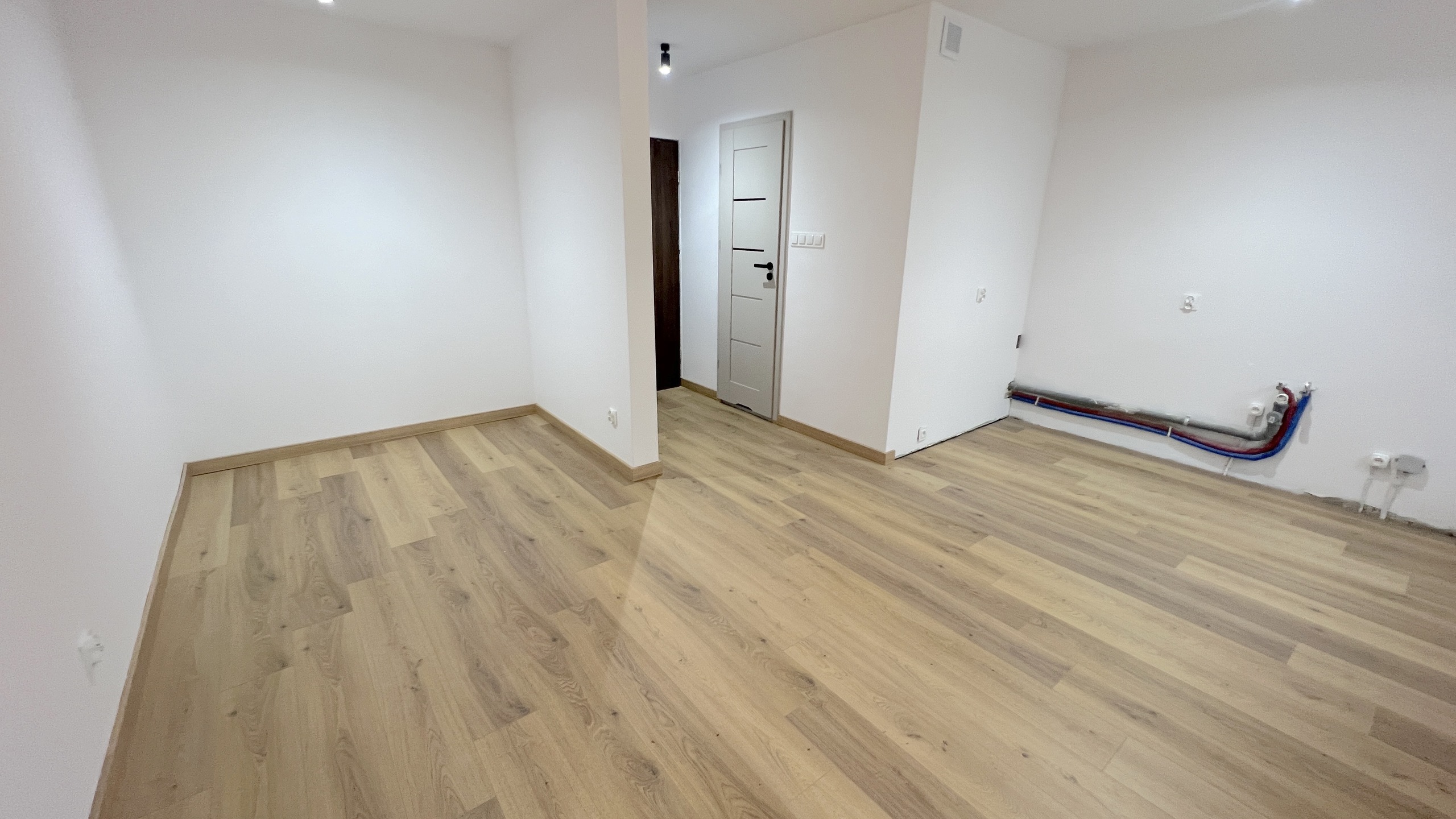 Kawalerka po generalnym remoncie. W pobliżu pełna infrastruktura - zdjęcie 16