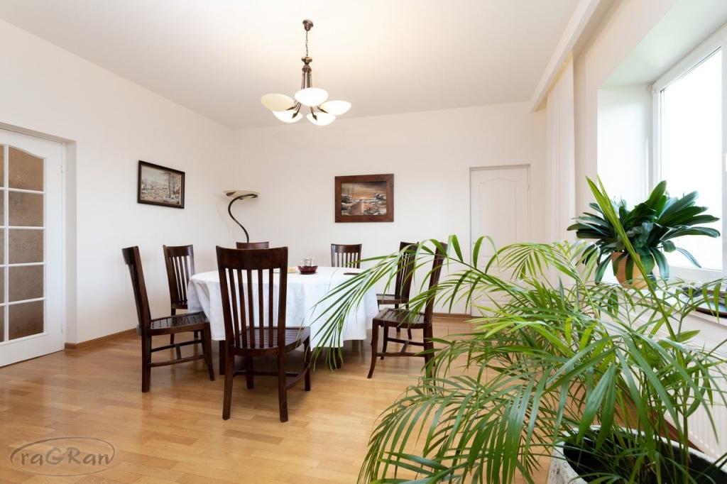 Okazała rezydencja w dobrej lokalizacji - zdjęcie 3