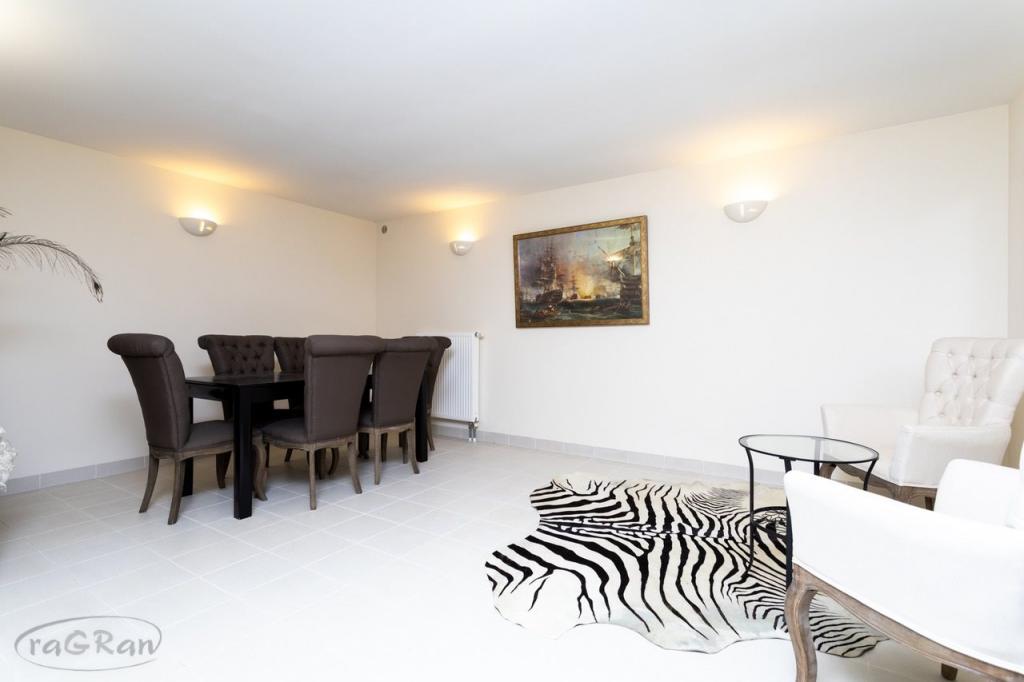 Okazała rezydencja w dobrej lokalizacji - zdjęcie 8