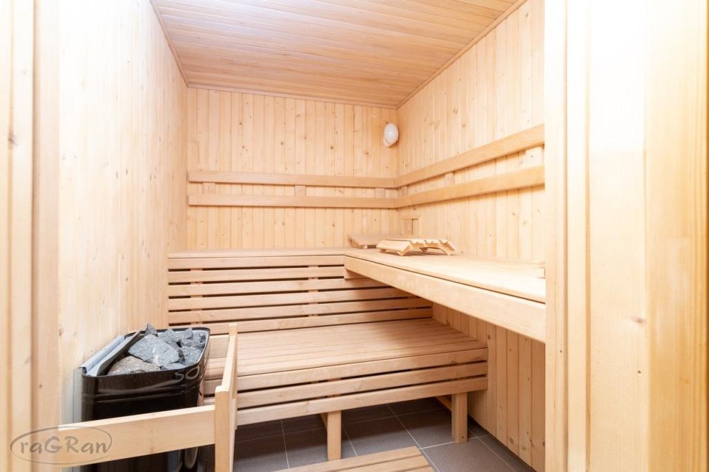 Okazała rezydencja w dobrej lokalizacji - zdjęcie 14