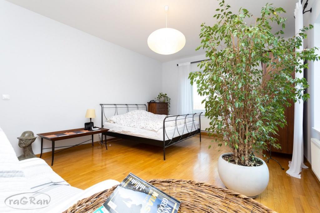 Okazała rezydencja w dobrej lokalizacji - zdjęcie 6