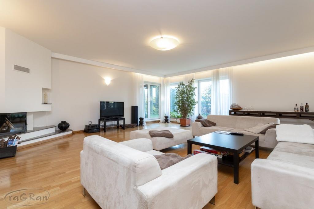 Okazała rezydencja w dobrej lokalizacji - zdjęcie 1