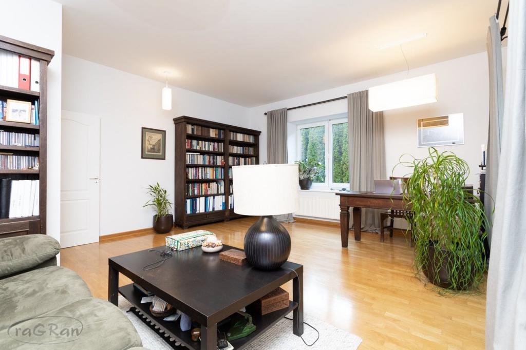 Okazała rezydencja w dobrej lokalizacji - zdjęcie 4