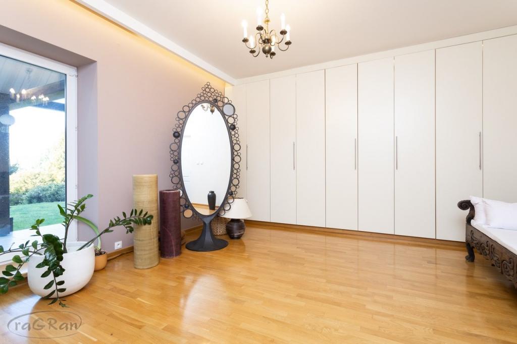 Okazała rezydencja w dobrej lokalizacji - zdjęcie 7