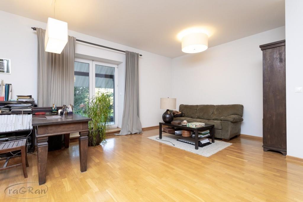 Okazała rezydencja w dobrej lokalizacji - zdjęcie 5