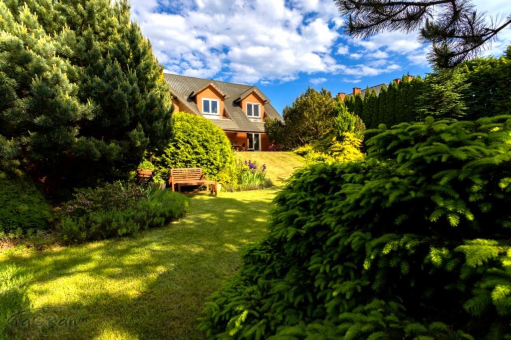 Okazała rezydencja w dobrej lokalizacji - zdjęcie 15