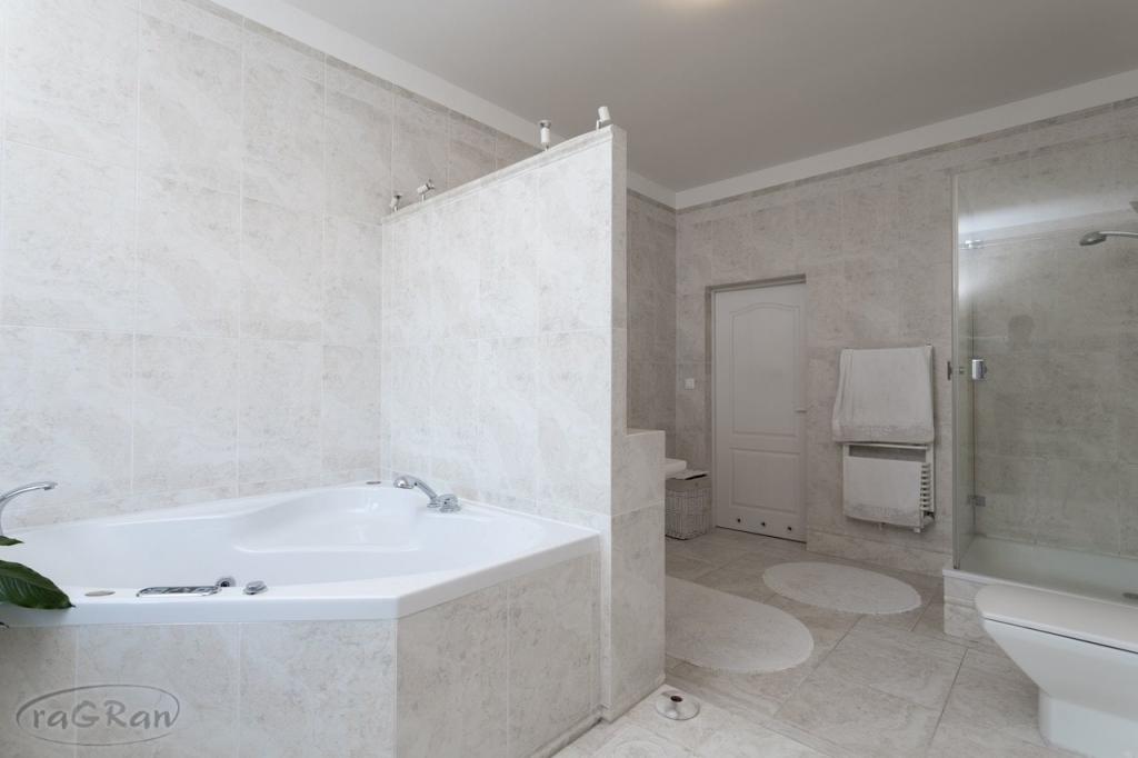 Okazała rezydencja w dobrej lokalizacji - zdjęcie 11