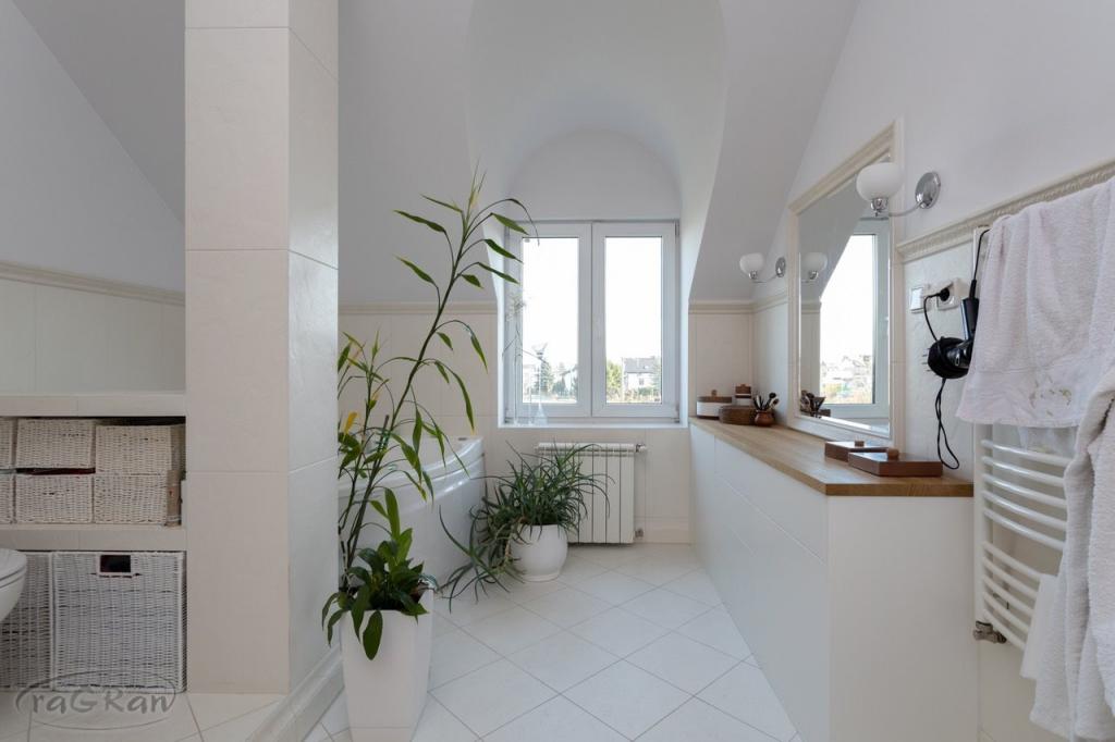 Okazała rezydencja w dobrej lokalizacji - zdjęcie 10