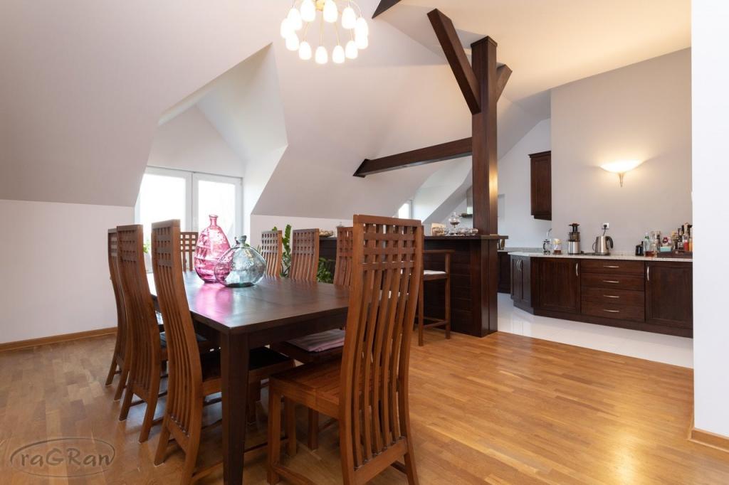 Okazała rezydencja w dobrej lokalizacji - zdjęcie 9