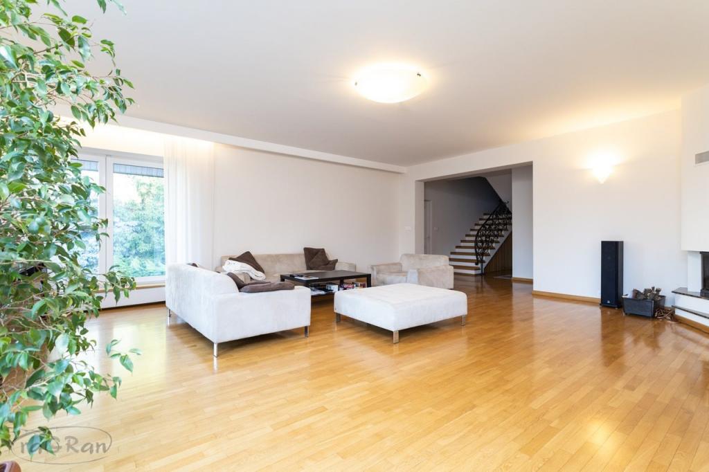 Okazała rezydencja w dobrej lokalizacji - zdjęcie 2