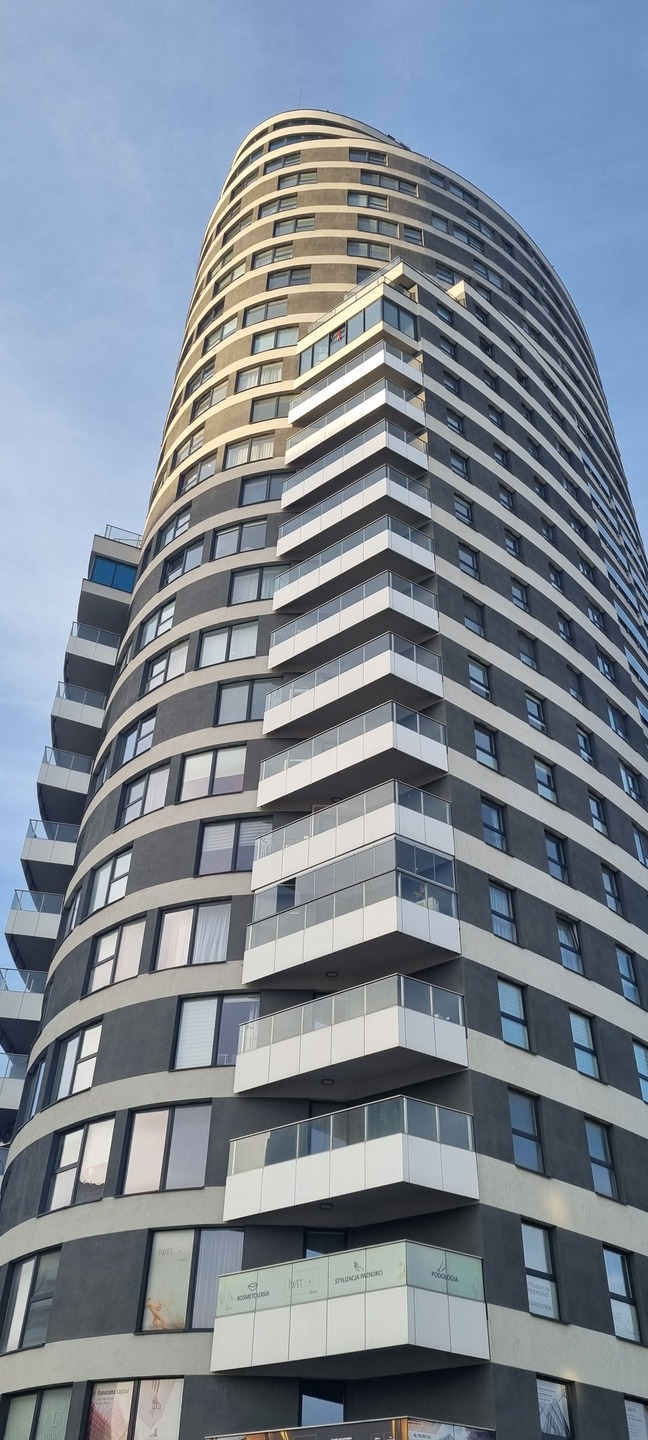Atrakcyjny apartament na 21 piętrze z piękną panoramą - zdjęcie 1