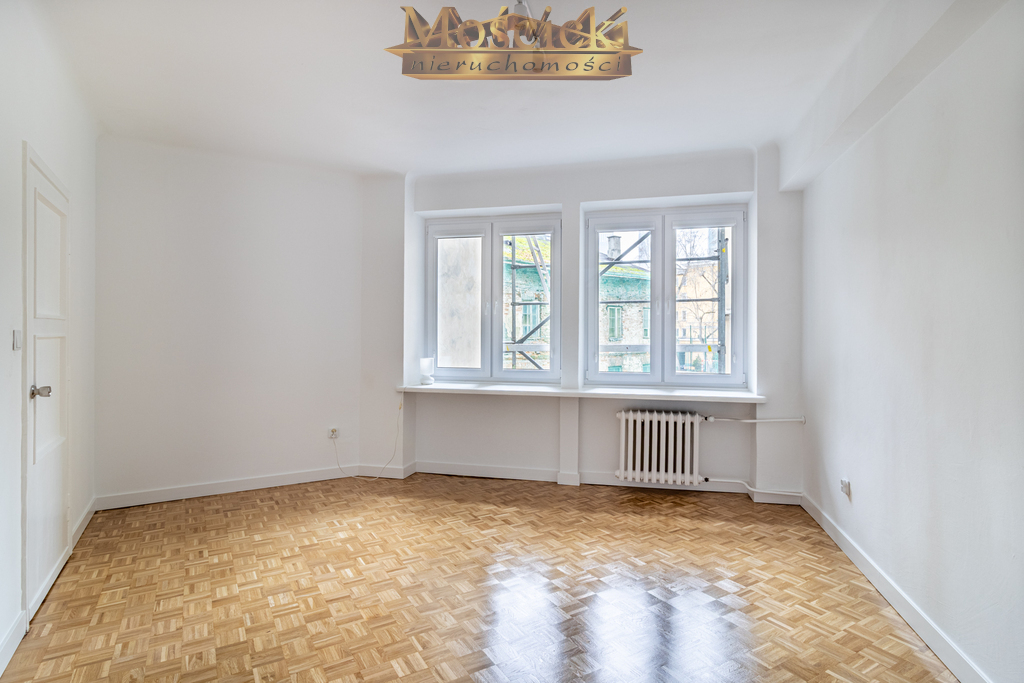 Przestronne mieszkanie w przedwojennej kamienicy - zdjęcie 8