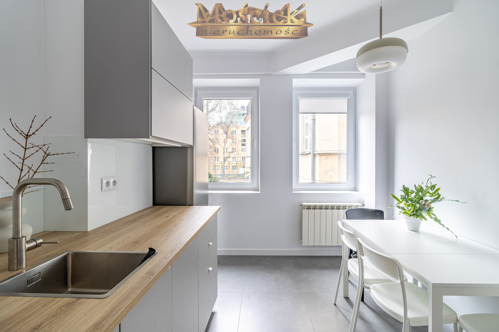 Przestronne mieszkanie w przedwojennej kamienicy - zdjęcie 1