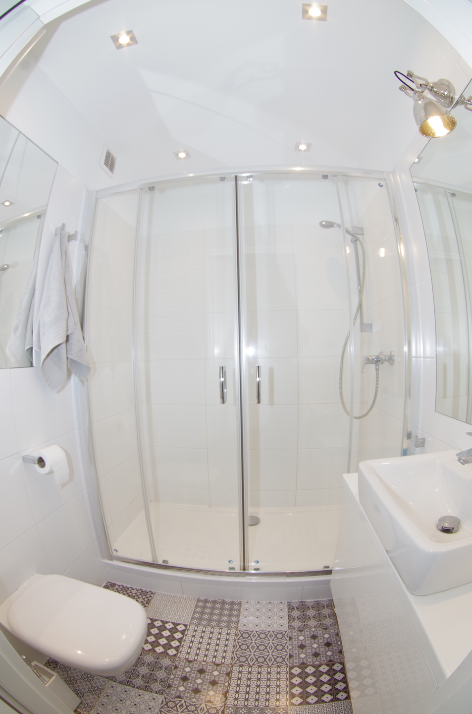 Ładne , mieszkanie z balkonem - na wynajem - zdjęcie 2