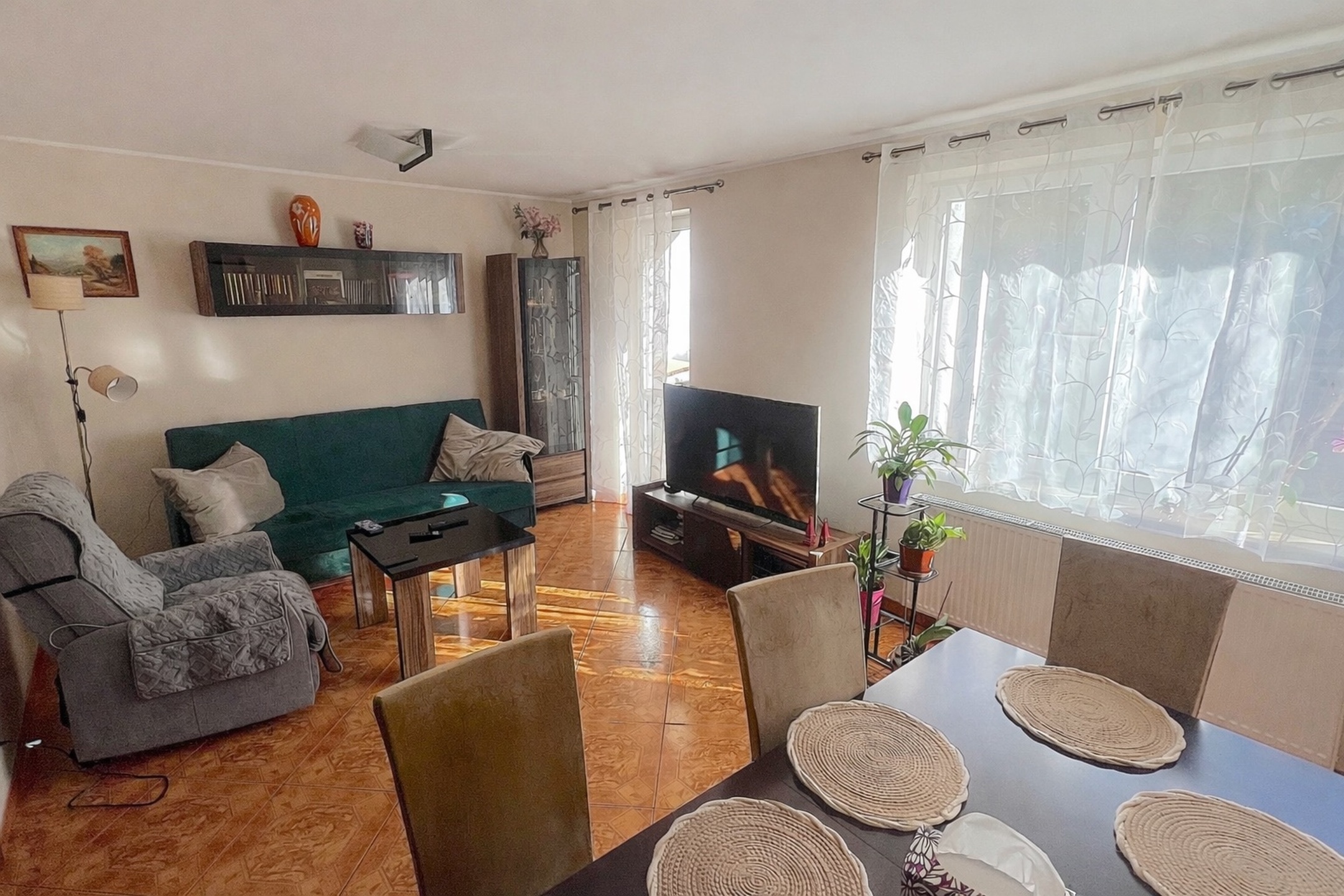 Przestronny dom z garażem w bardzo dobrej lokalizacji - zdjęcie 2