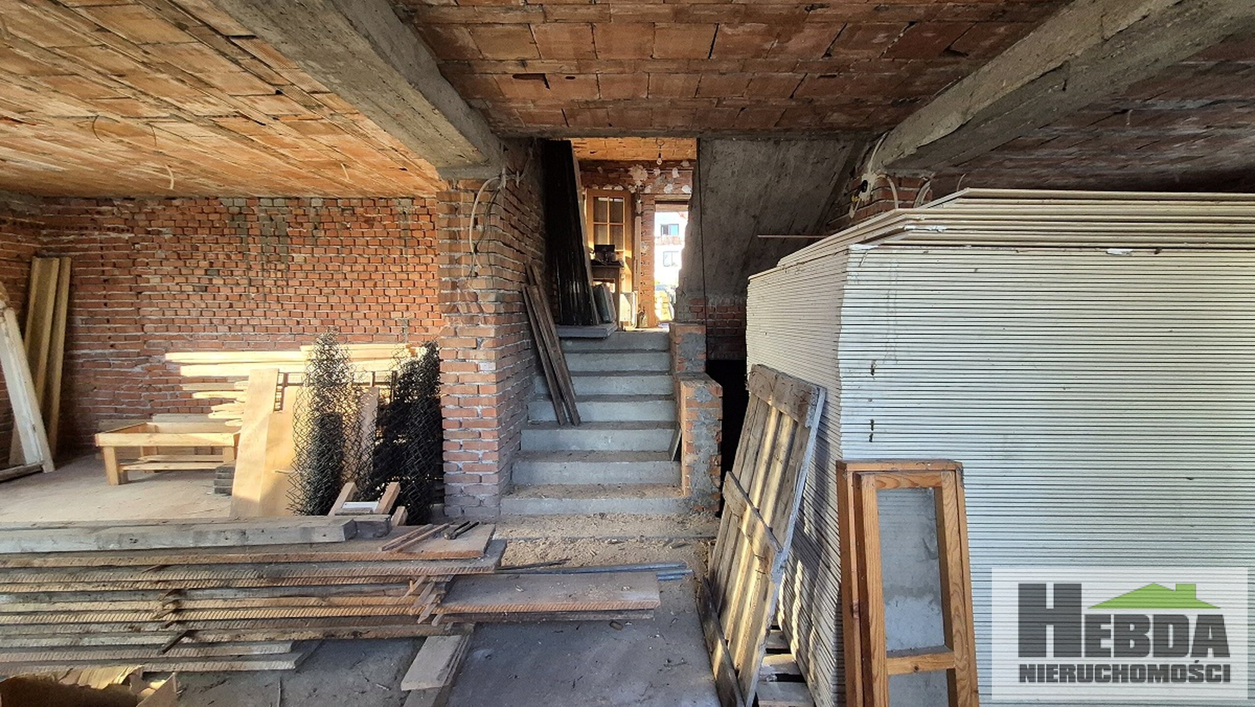 Tarnów - Krzyż , stan surowy o klasycznej bryle na 5 arowej działce z widokiem na las - zdjęcie 2