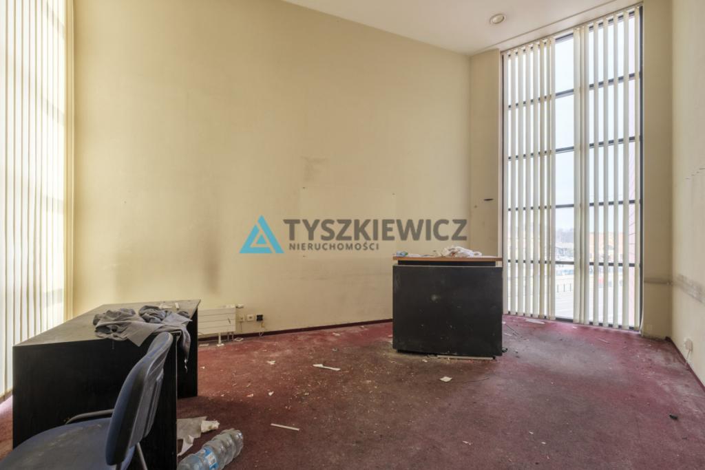 Wielofunkcyjna przestrzeń obok Dworca Głównego PKP - zdjęcie 9