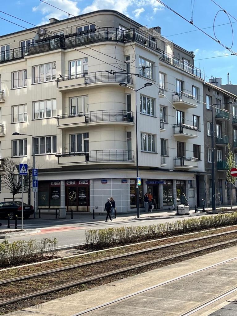 Dwupokojowe, nieumeblowane w kamieicy - zdjęcie 1