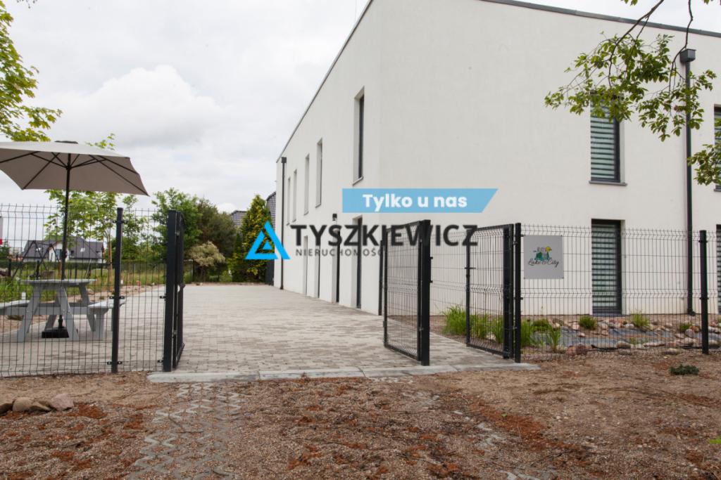 Obiekt handlowo-usługowy z pokojami na wynajem - zdjęcie 1