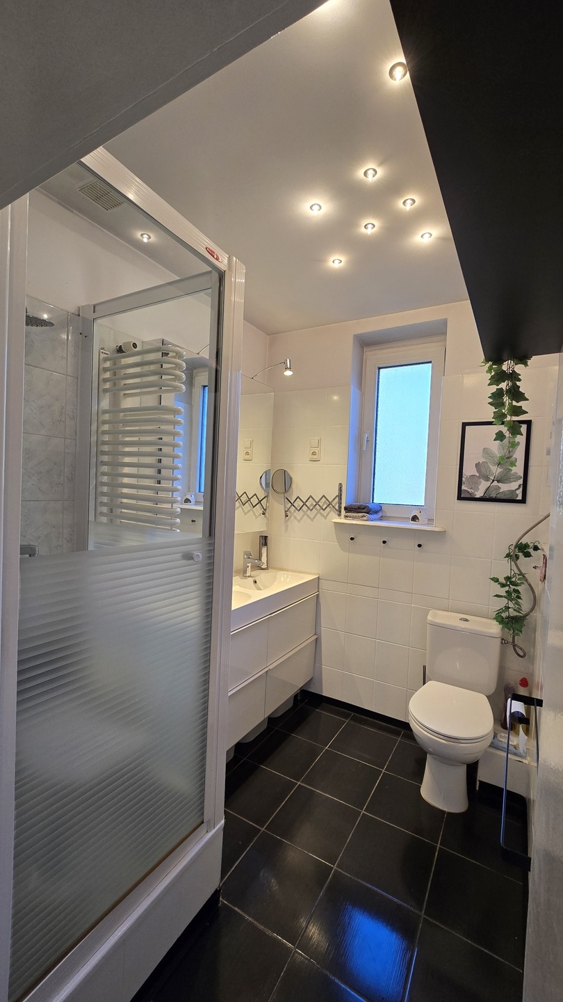 Przestrzeń, natura i wygoda - do sprzedaży duży dom z pięknym ogrodem! - zdjęcie 11